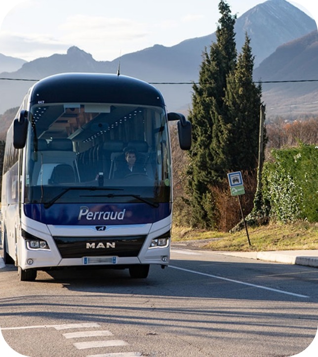 bus Perraud sur une route